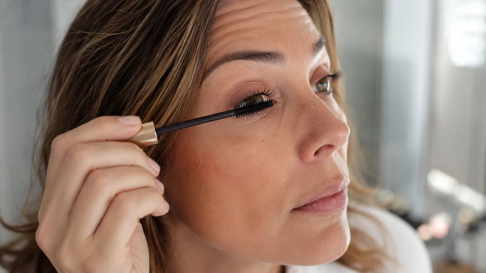 How to Apply Mascara Without Clumps, Smudges, or Spider Lashes